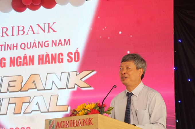 Ông Hồ Quang Bửu, Phó chủ tịch UBND tỉnh Quảng Nam hoan nghênh Agribank Quảng Nam đã khởi đầu cho một công cuộc chuyển đổi số của ngành ngân hàng, đó là ra mắt mô hình ngân hàng số Agribank Digital. Ảnh: H.P.