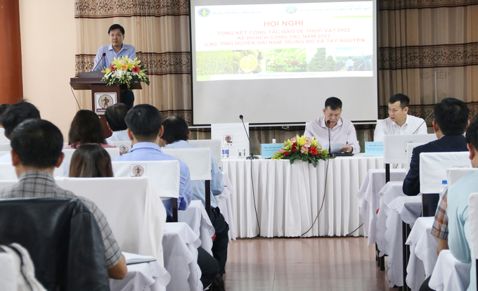 Ông Lương Anh Tuấn, Giám đốc Trung tâm BVTV miền Trung báo cáo về công tác bảo vệ thực vật năm 2022 và triển khai nhiệm vụ năm 2023. Ảnh: Quang Yên.