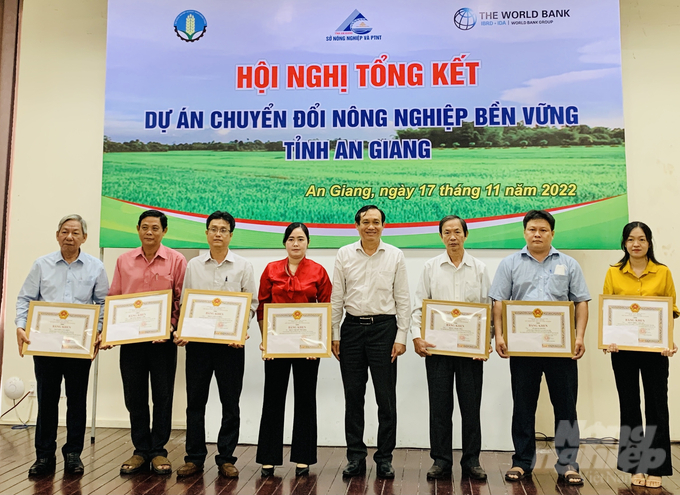 Ông Nguyễn Sĩ Lâm, Giám đốc Sở NN-PTNT An Giang khen thưởng các cá nhân trong thực hiện Dự án VnSAT tại An Giang. Ảnh: Lê Hoàng Vũ.