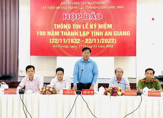 Ông Trần Anh Thư, Phó Chủ tịch UBND tỉnh An Giang, phát biểu tại buổi họp báo. Ảnh: Lê Hoàng Vũ.