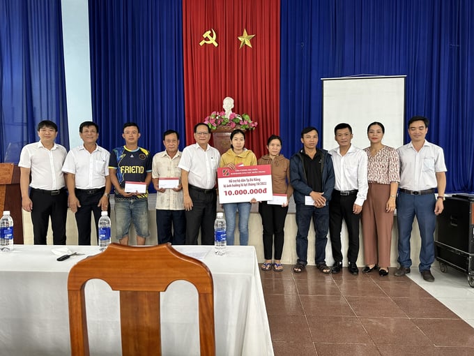 Đợt này, Agribank khu vực miền Trung đã trao tặng 5 suất quà trị giá 50 triệu đồng cho 5 hộ gia đình ở phường Hòa Khánh Nam (quận Liên Chiểu, TP Đà Nẵng). Ảnh: AG.