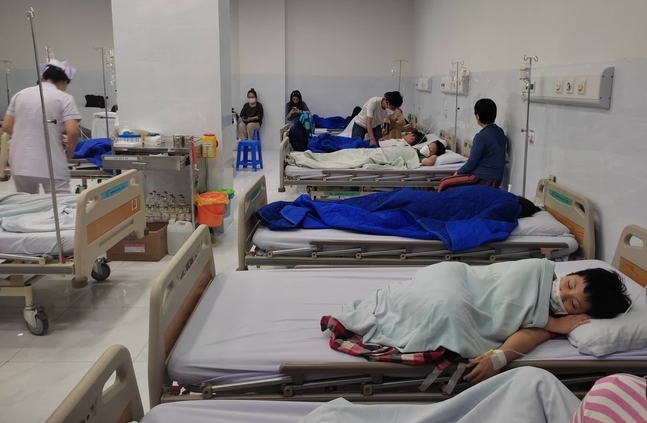 Nhiều học sinh tại Trường THPT iSchool Nha Trang, TP Nha Trang (Khánh Hòa) bị ngộ độc thực phẩm phải nhập viện. Ảnh: Xuân Ngọc.