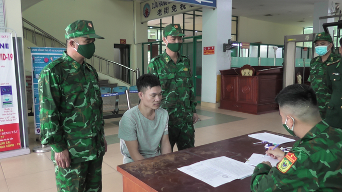 Bộ đội biên phòng lấy lời khai đối tượng có lệnh truy nã Tạ Văn Sáng. Ảnh: T.D