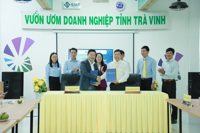 TS. Nguyễn Minh Hoà, Hiệu trưởng Nhà trường ký kết hợp tác trog lĩnh vực khởi nghiệp, đổi mới sáng tạo. Ảnh: Thuý Loan.