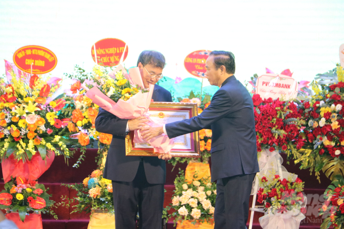 Phó Hiệu trưởng Nguyễn Cảnh Thái nhận Huân chương Lao động Hạng Nhì của Chủ tịch nước. Ảnh: HG.