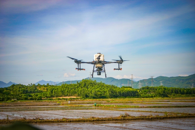 Công ty Cổ phần Tập đoàn Lộc Trời đưa Drone vào cánh đồng lúa ở Phú Yên. Ảnh: LT.