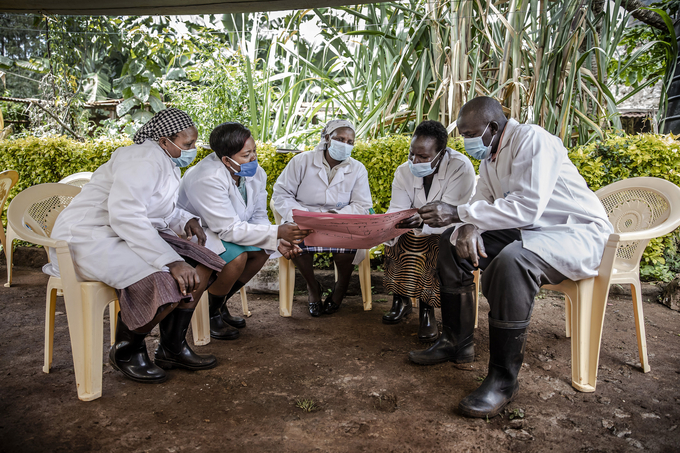 Chicken farmers in Kenya shares notes about AMR risks.