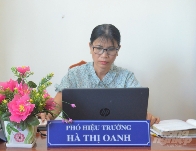 Cô giáo Hà Thị Oanh không ngờ lần vào thăm chồng là một quân nhân chuyên nghiệp đang đóng quân ở Thổ Châu mà lại gắn bó cuộc đời mình với sự nghiệp giáo dục nơi đảo xa đến nay đã ngót gần 30 năm. Ảnh: Trung Chánh.