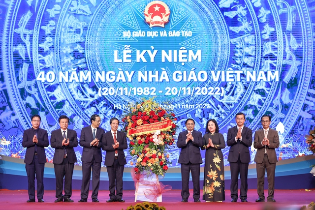 Thủ tướng tặng hoa chúc mừng 40 năm Ngày Nhà giáo Việt Nam. Ảnh: VGP/Nhật Bắc.