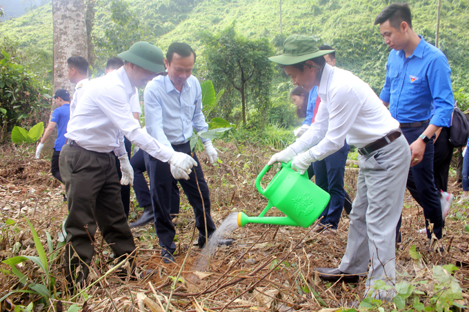 Ông Nguyễn Văn Trường, Phó Bí thư Thường trực Đảng ủy Bộ NN-PTNT cùng các đại biểu tham gia trồng cây xanh tại lễ ra quân. Ảnh: CĐ.
