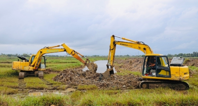 Máy móc được huy động để làm thủy lợi nội đồng, phục vụ sản xuất năm 2023. Ảnh: Thanh Nga.