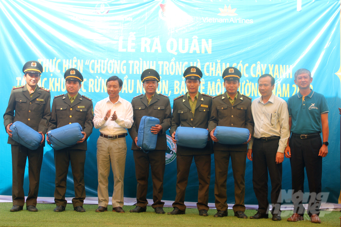 Đại diện Bộ NN-PTNT trao tặng túi ngủ cho các kiểm lâm viên Vườn quốc gia Bạch Mã. Ảnh: CĐ.