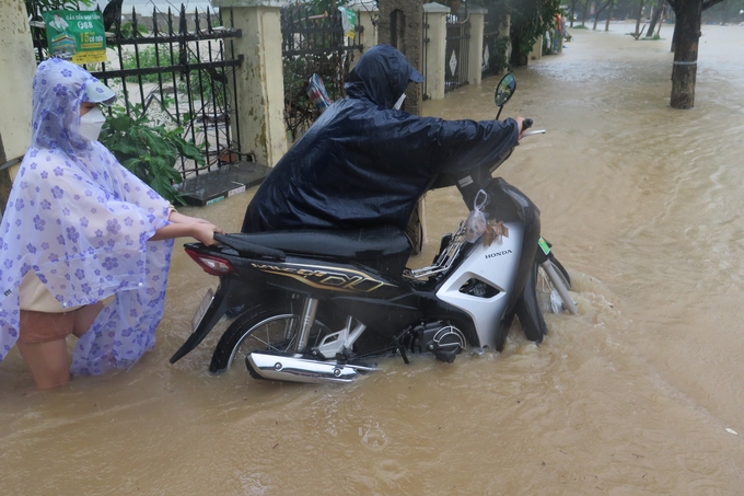 Nhiều phương tiện di chuyển không kịp bị chết máy. Ảnh: T.Đ.