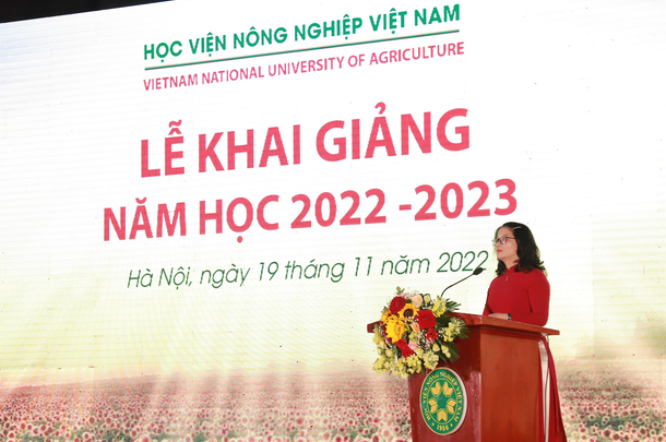 GS.TS.NGƯT Nguyễn Thị Lan, Bí thư Đảng ủy, Giám đốc Học viện Nông nghiệp Việt Nam phát biểu tại buổi lễ. Ảnh: HVNN.