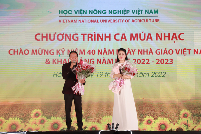 Chương trình ca nhạc chào mừng Khai giảng năm học mới với sự góp mặt của các nghệ sĩ nổi tiếng như: NSƯT Đăng Dương, NSƯT Việt Hoàn, ca sỹ Anh Thơ, ca sỹ Hoàng Hà Cương,... Ảnh: HVNN.