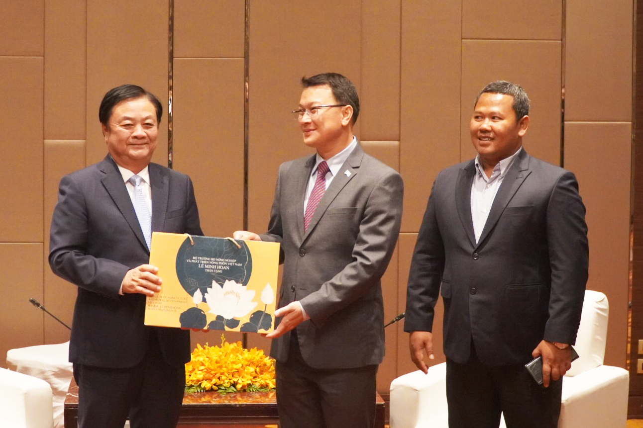 Bộ trưởng Lê Minh Hoan trao quà OCOP cho Bộ trưởng Dith Tina. Ảnh: Trung Quân.