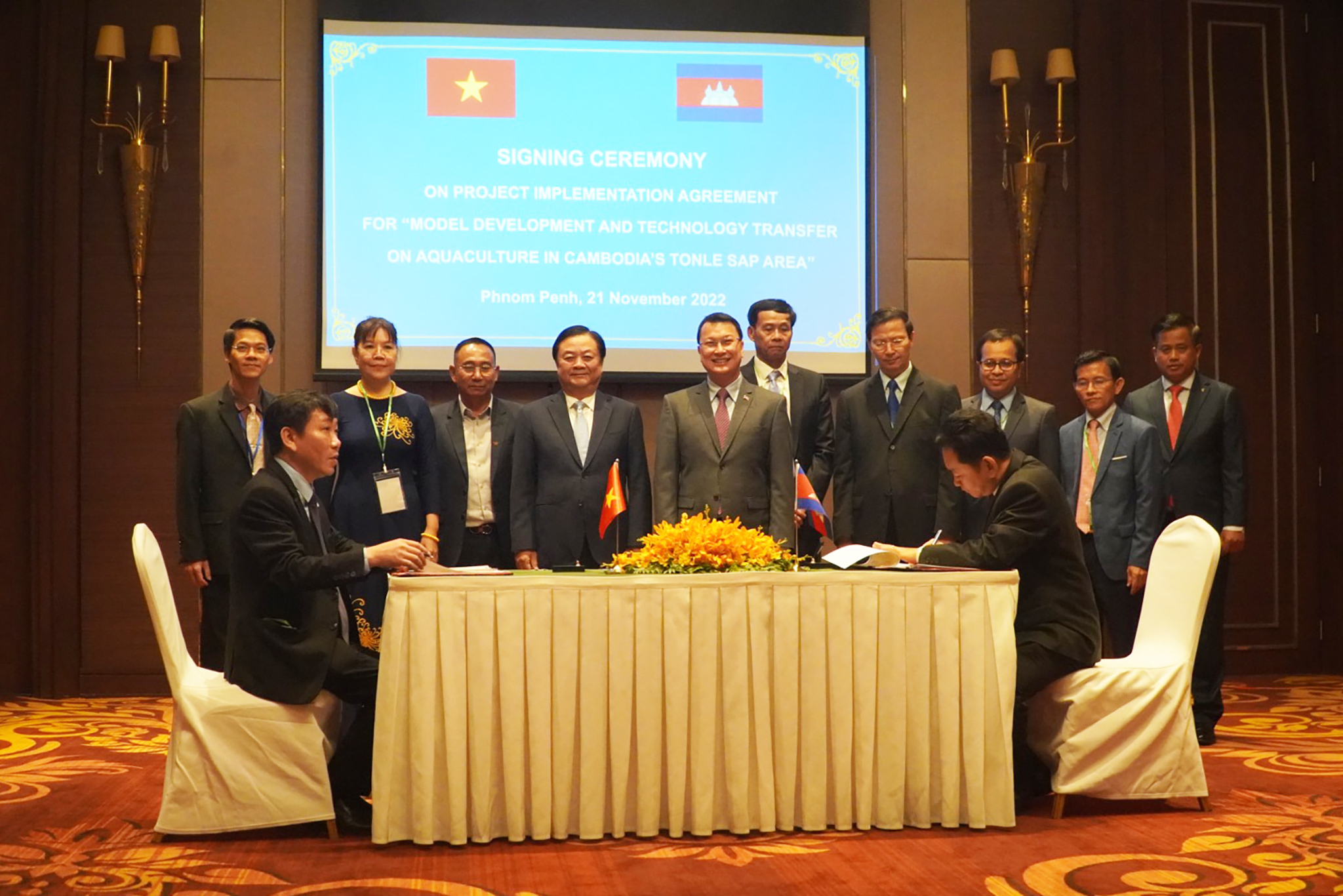 Lễ ký kết Thỏa thuận hợp tác triển khai dự án 'Xây dựng mô hình, chuyển giao kỹ thuật nuôi trồng thủy sản tại vùng Biển Hồ của Campuchia'. Ảnh: Trung Quân.