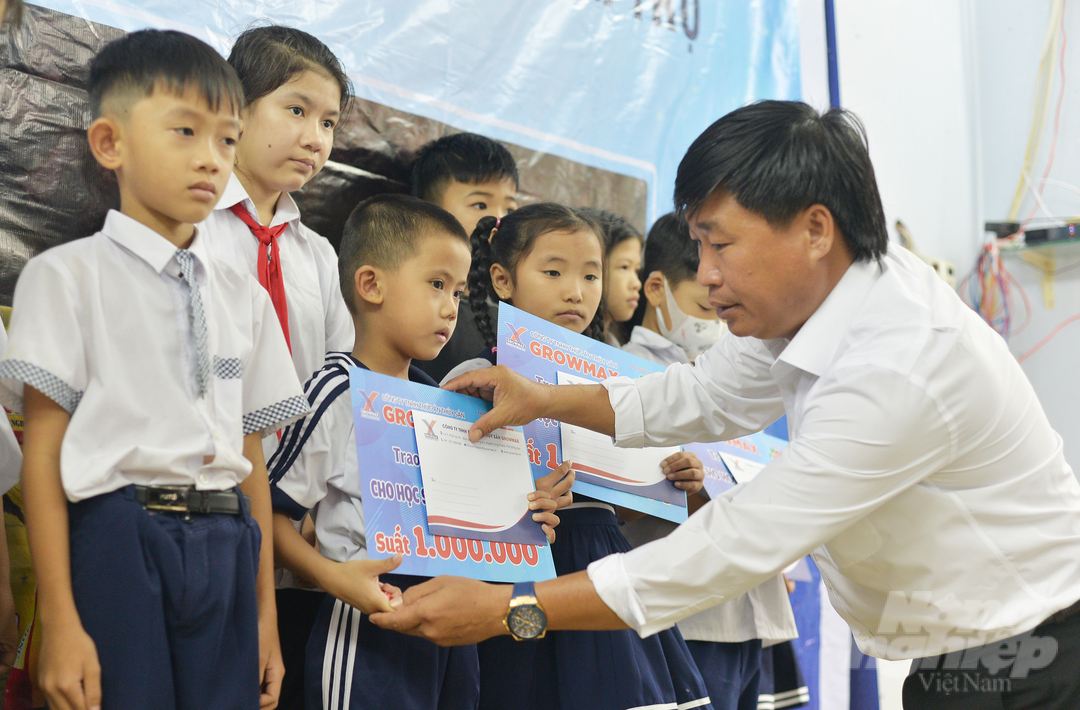 Phần quà từ Quỹ khuyến học GrowMax được trao đến các em học sinh nghèo vượt khó tại Trường Tiểu học Gò Đền (xã Tân Hải, huyện Ninh Hải, Ninh Thuận). Ảnh: Minh Hậu.