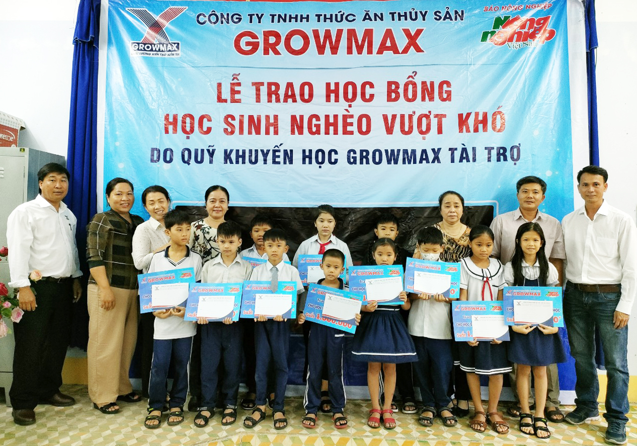 Quỹ khuyến học GrowMax trao 15 suất học bổng cho 15 học sinh Trường Tiểu học Gò Đền. Ảnh: Minh Hậu.