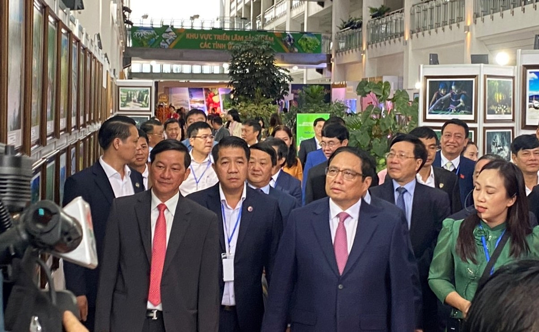 Thủ tướng Phạm Minh Chính cùng các đại biểu tham quan khu triển lãm sản phẩm các tỉnh Tây Nguyên.