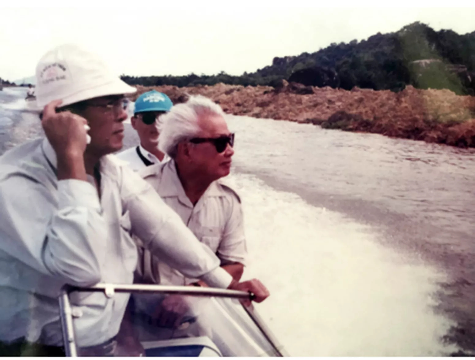 Thủ tướng Võ Văn Kiệt đi thăm các công trình thủy lợi.