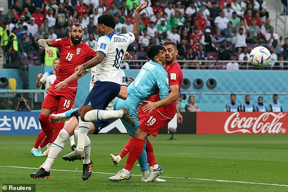 Tình huống va chạm trong trận Anh vs Iran khiến hiệp 1 có thời gian đá bù giờ lên tới 14 phút. Ảnh: Dailymail.