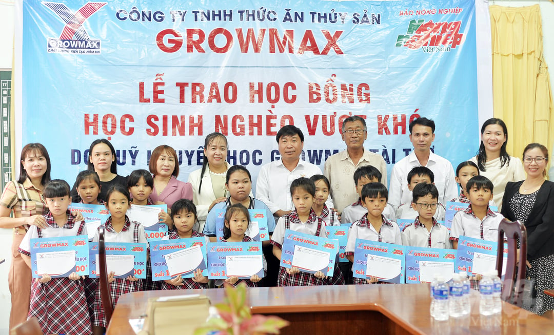 Quỹ khuyến học GrowMax trao 15 suất học bổng cho 15 học sinh Trường tiểu học Phan Rí Cửa 5 (thị trấn Phan Rí Cửa, huyện Tuy Phong, Bình Thuận). Ảnh: Minh Hậu.