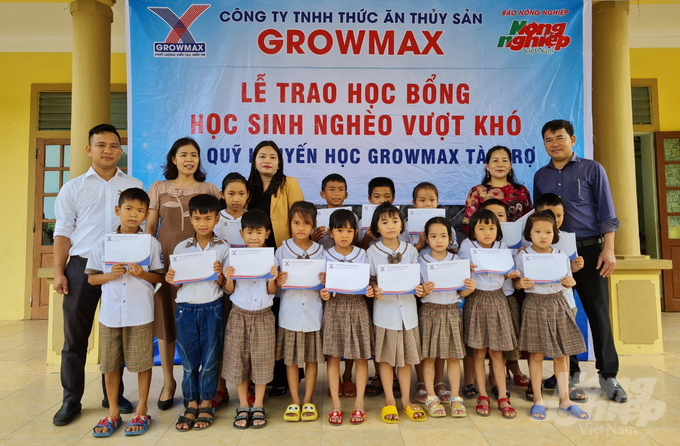 Những phần quà từ Quỹ khuyến học GrowMax đã được trao đến tay các em học sinh nghèo vượt khó ở Nghệ An. Ảnh: Việt Khánh.