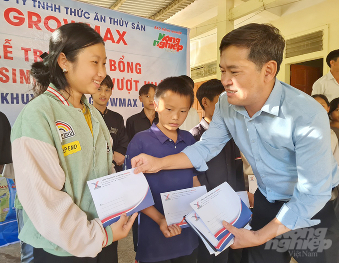 Công ty TNHH Thức ăn thủy sản GrowMax mang niềm vui đến với học sinh Trường Phổ thông dân tộc bán trú Na Loi. Ảnh: Việt Khánh.