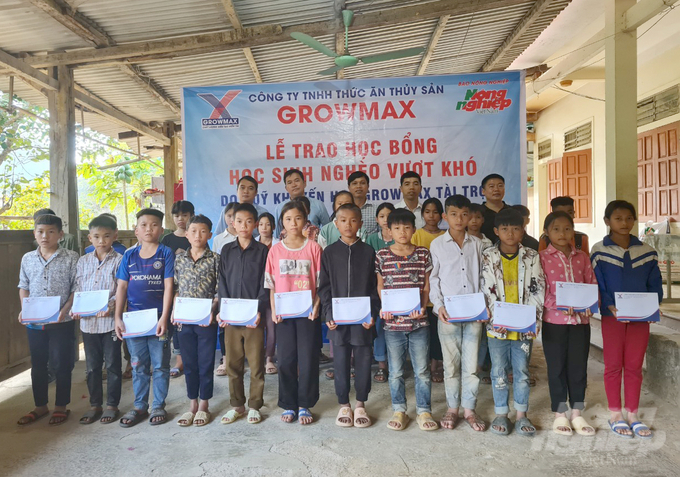 Quỹ khuyến học GrowMax lan tỏa đến cả khu vực vùng cao của huyện Kỳ Sơn. Ảnh: Việt Khánh.