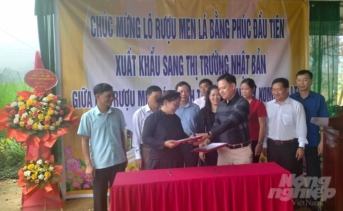 Thanh Tam Cooperative signed a product sale agreement with a partner to export yeast wine to Japan. Photo: Ngoc Tu.