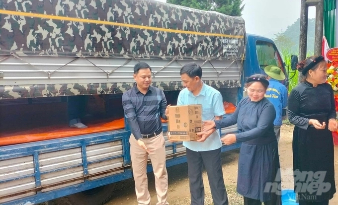 Transporting products onto trucks for export to Japan. Photo: Ngoc Tu.