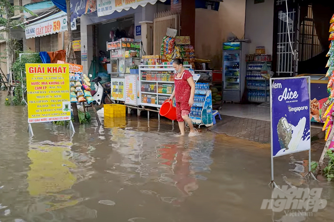 Triều cường gây ngập ở Cần Thơ. Ảnh: Sơn Trang.