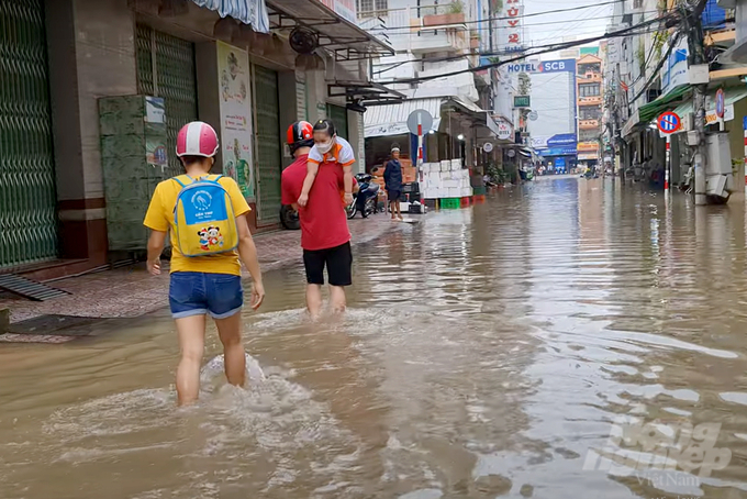 Nhiều đường phố ở Cần Thơ bị ngập trong đợt triều cường cuối tháng 10/2022. Ảnh: Sơn Trang.