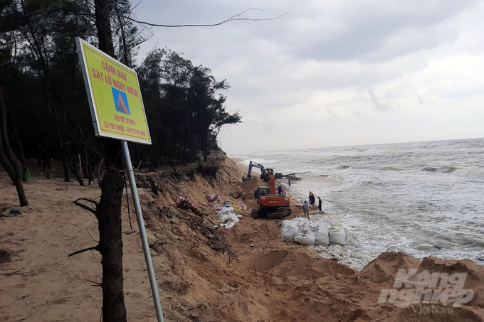 Sạt lở bờ biển tại tỉnh Thừa Thiên - Huế ngày càng nghiêm trọng. Ảnh: CĐ.