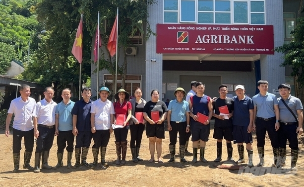 Sau trận lũ vừa rồi, BGĐ Agribank Tây Nghệ An đã kịp thời đến với khách hàng và CN Kỳ Sơn để chia sẻ, động viên. Ảnh: Nguyễn Chinh