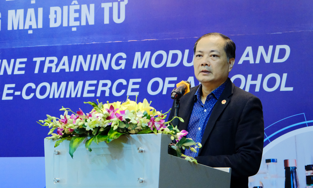 Mr. Nguyen Anh Son, director of the legal department of the Ministry of Industry and Commerce, reported some difficulties in managing alcohol business on an e-commerce platform.