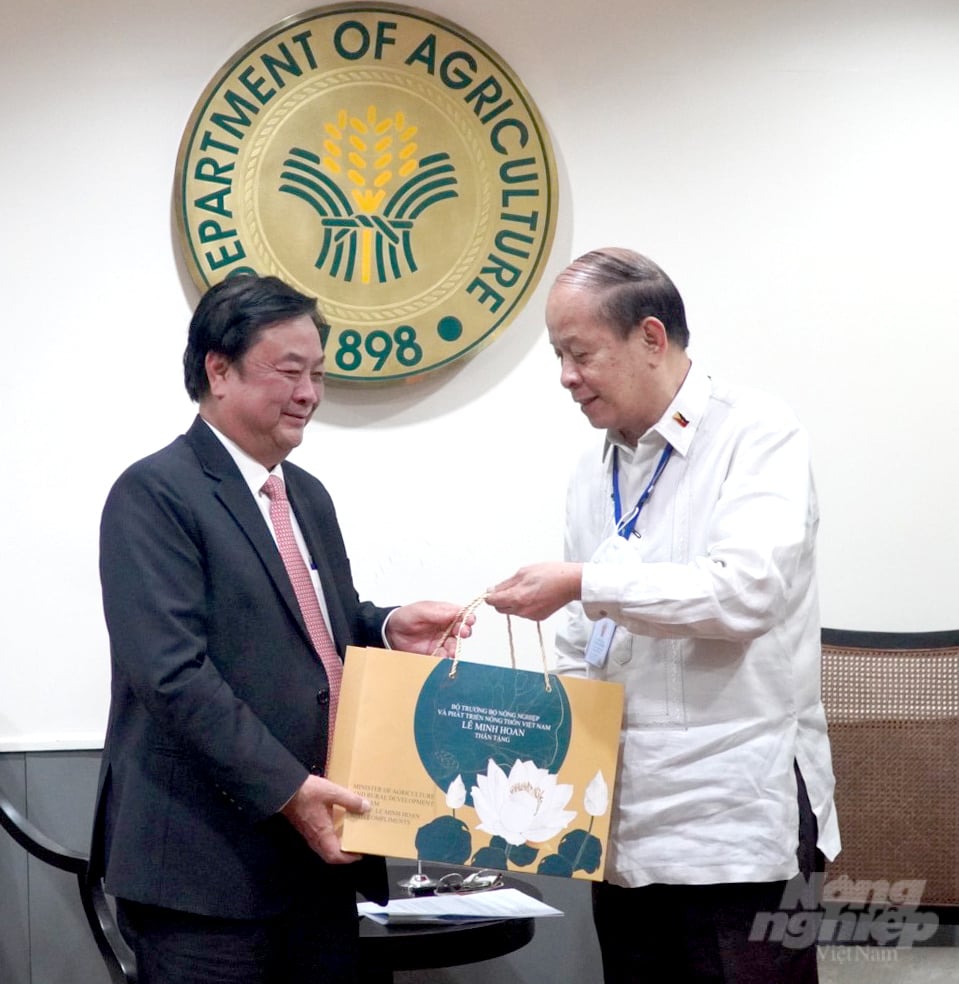 Minister Le Minh Hoan presents OCOP gifts to Deputy Minister Domingo Panganiban. Photo: Trung Quan.