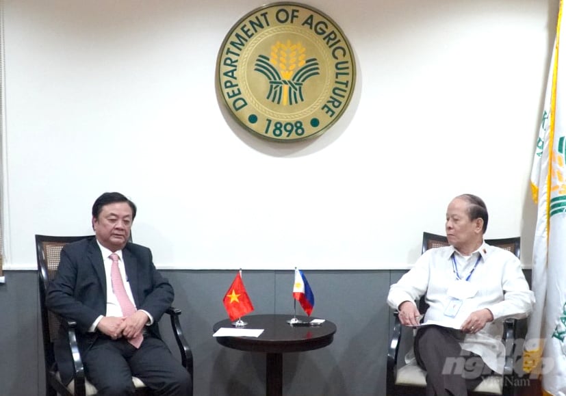 Meeting between Minister Le Minh Hoan and Deputy Minister Domingo Panganiban. Photo: Trung Quan.