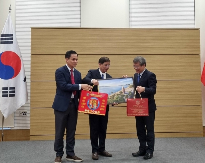 Giới thiệu sản phẩm yến sào Khán Hòa tại hội nghị xúc tiến du lịch Ulsan-Khán Hòa tại Hàn Quốc.