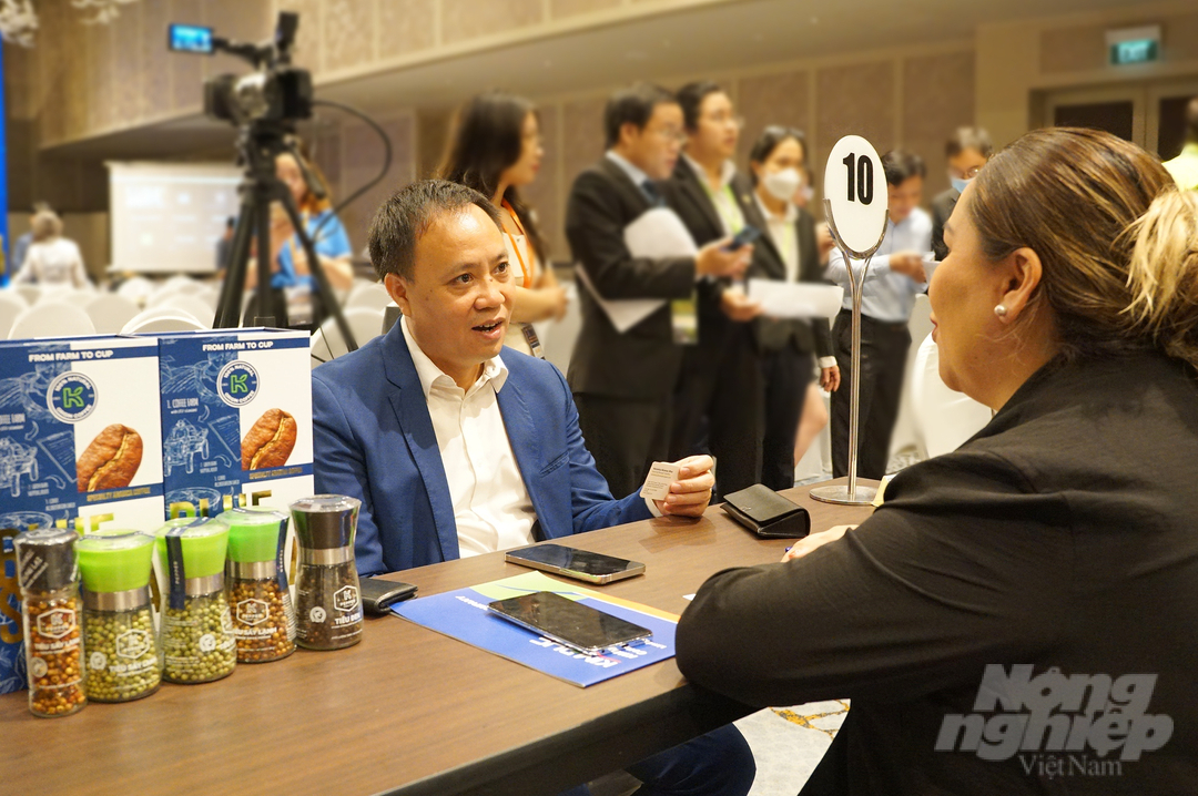 Ông Phan Minh Thông, Tổng giám đốc Công ty Cổ phần Phúc Sinh tham gia kết nối B2B với các doanh nghiệp khu vực Mỹ Latinh. Ảnh: Nguyễn Thủy.