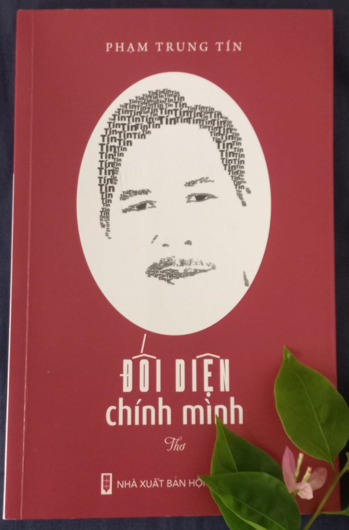 Tập thơ 'Đối diện chính mình' của nhà thơ Phạm Trung Tín.