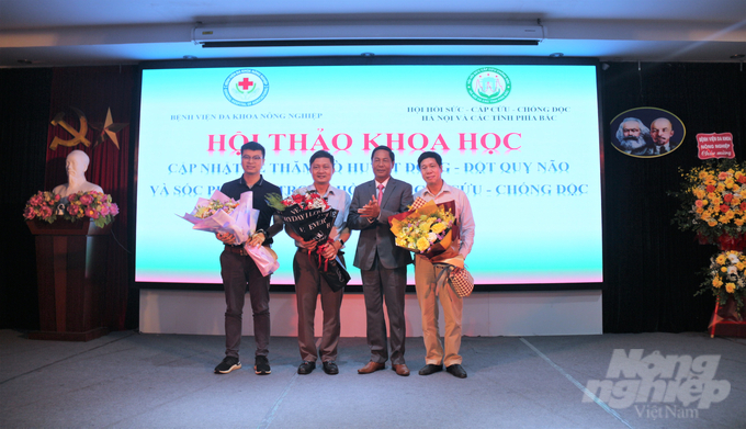 PGS. TS. Hà Hữu Tùng (thứ 2 từ phải sang) tặng hoa cho các chuyên gia tham gia Hội thảo. Ảnh: Phạm Hiếu.