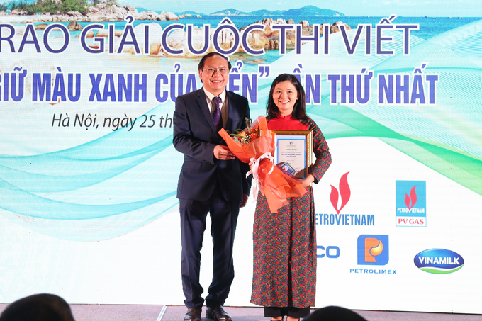 Thứ trưởng Bộ Tài nguyên và Môi trường Lê Công Thành trao Giải Nhất của cuộc thi cho Nhà văn, nhà báo Mai Lữ (Lữ Thị Mai) đến từ Báo Nhân dân với tác phẩm 'Thở đi nào biển ơi'.