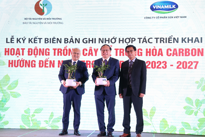 Thứ trưởng Lê Công Thành ghi nhận và đánh giá cao sáng kiến, cam kết của Báo Tài nguyên và Môi trường và Công ty Cổ phần Sữa Việt Nam trong việc trồng cây để trung hòa carbon hướng đến Net Zero giai đoạn 2023 – 2027.