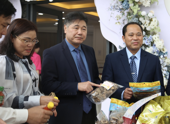 Giám đốc Trung tâm Khuyến nông Quốc gia Lê Quốc Thanh (giữa) đánh giá cao các sản phẩm OCOP của tỉnh Lào Cai trưng bày bên lề hội thảo. Ảnh: H.Đ.