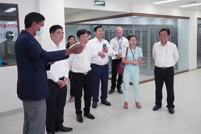 Minister Le Minh Hoan visiting the IRRI's Gene Bank.