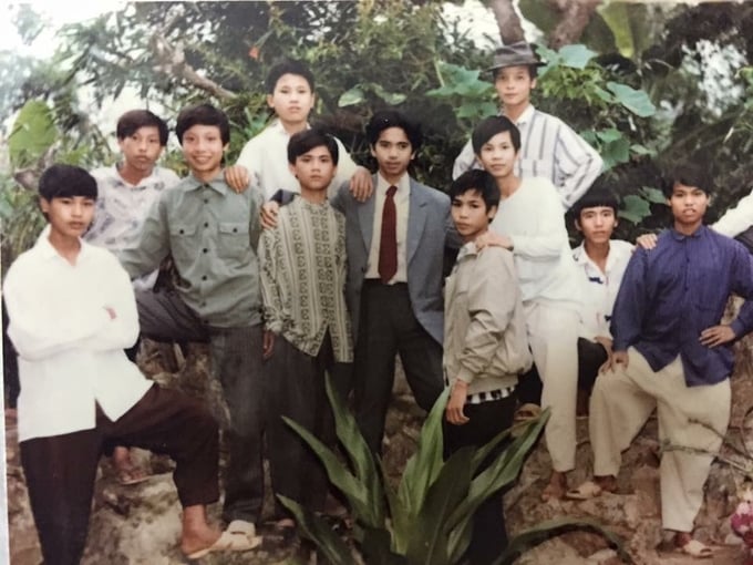 Thầy giáo Bùi Nhân Sâm (đeo cà vạt) cùng các học trò ngày xưa ở Trường THPT Phan Đăng Lưu. 