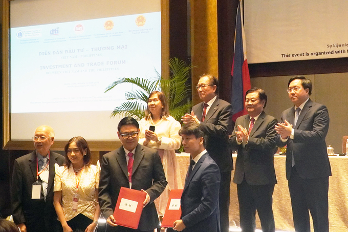 Bộ trưởng Lê Minh Hoan cùng các đồng chủ trì chứng kiến ký kết hợp tác giữa doanh nghiệp Việt Nam - Philippines.