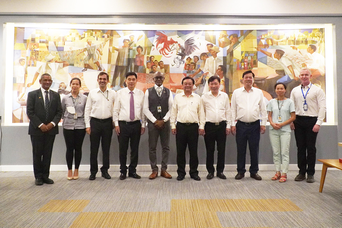 Minister Le Minh Hoan and Dr. Cao Duc Phat took souvenir photos with officials of the Ministry of Agriculture and Rural Development and IRRI.